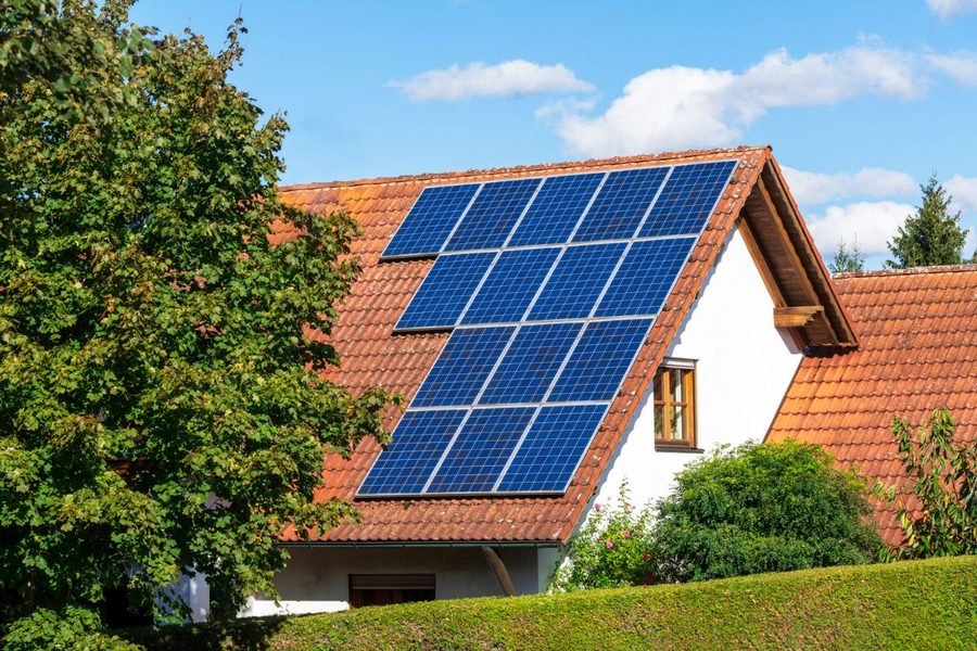 Maison avec panneaux photovoltaïques sur toiture